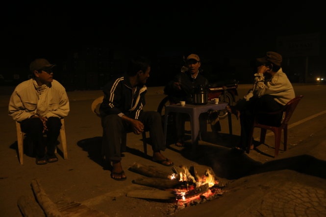 Rôm rả chuyện trò bên đống lửa với ly trà nóng trong đêm lạnh.