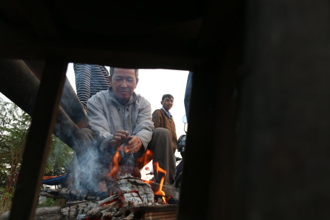 Ông Trần Quang Anh làm nghề xe ôm hơn 15 năm nói: “Hiếm thấy đợt lạnh nào như năm nay”.