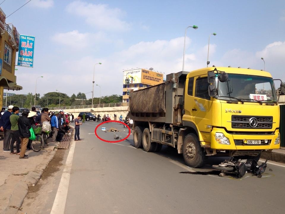 Bi xe ben keo le duoi gam 20 m, co giao tre tu vong hinh anh