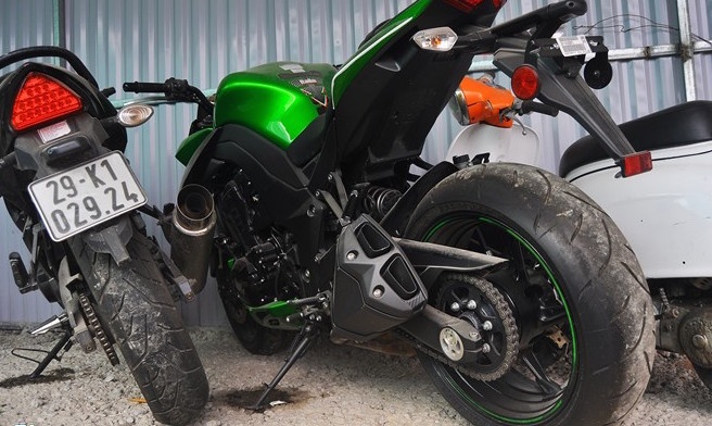 Hang chuc SH, moto nua ty vo chu o bai giu xe vi pham hinh anh