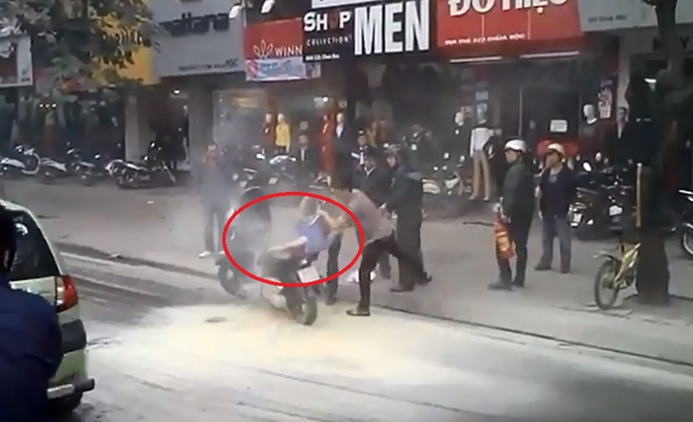 Xe SH boc chay giua pho hinh anh