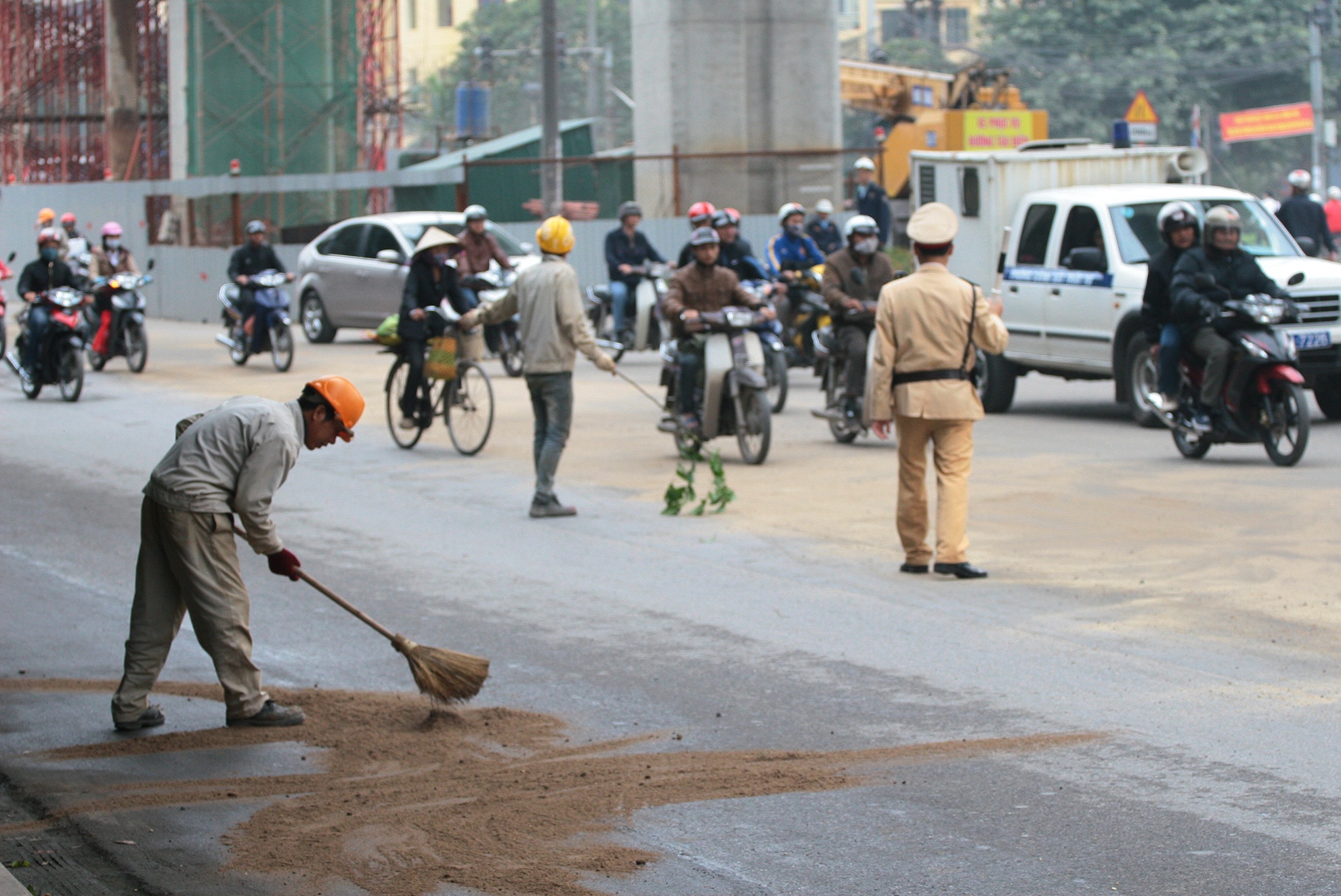 Vua thi cong tro lai tuyen duong sat tren cao da co su co hinh anh