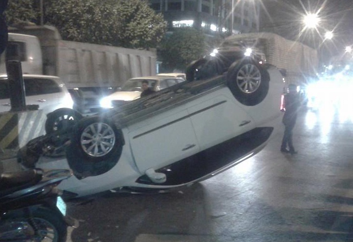 Oto tong dai phan cach, lat ngua giua dem hinh anh