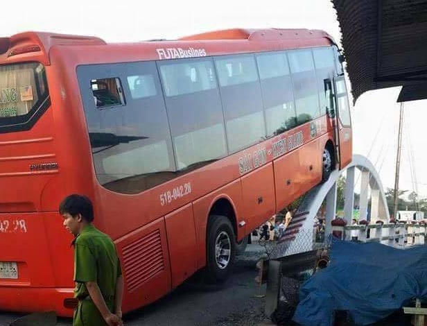 Tai xe, hanh khach thoat chet sau nhung tai nan hy huu hinh anh