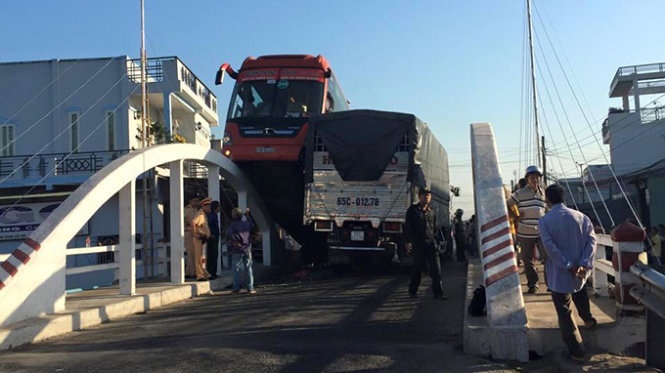 Hiện trường xe Phương Trang leo lan can cầu.