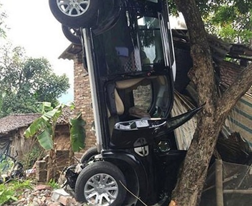 Dinh chi cong tac Bi thu huyen uy lai xe lam chet 3 nguoi hinh anh