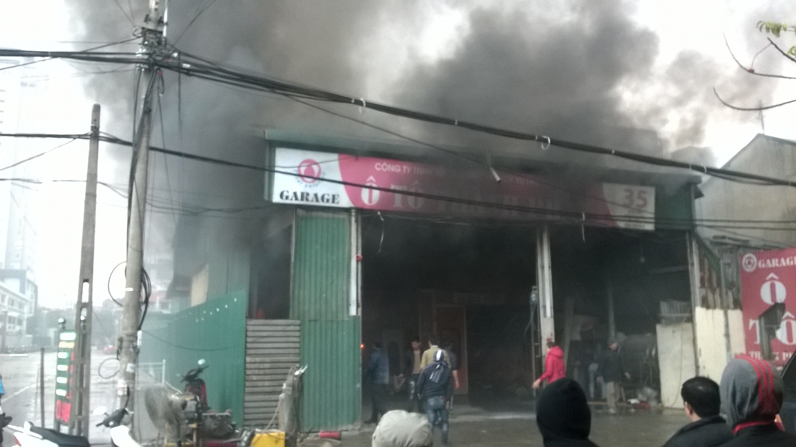 Chay gara, cong nhan hoang hot phong oto ra ngoai hinh anh