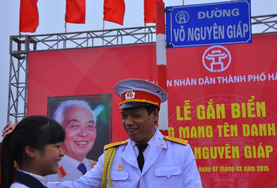 Nhiều người dân thủ đô thích thú khi chụp ảnh với biển tên đường Võ Nguyên Giáp. Ảnh: Hoàn Nguyễn.