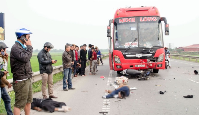 Xe may lao thang vao dau xe khach, 2 nguoi tu vong tai cho hinh anh