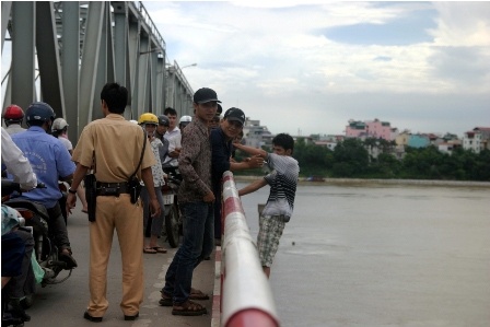 Nam thanh nien hoang loan sau khi bo y dinh nhay cau tu tu hinh anh