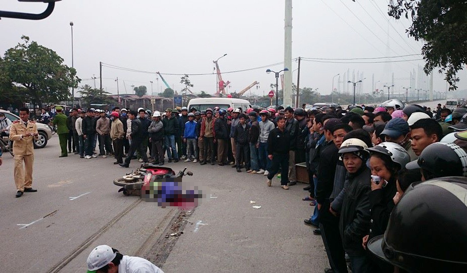 Nguoi phu nu tu vong trong tu the lai xe hinh anh