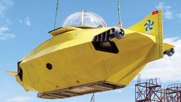 Bo truong noi chuyen tau ngam hinh anh