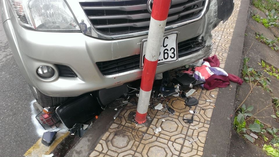 Xe ban tai hat vang nguoi phu nu xuong ve de hinh anh