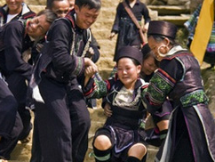 Nguoi H’Mong cuop vo lay may ngay dau nam hinh anh