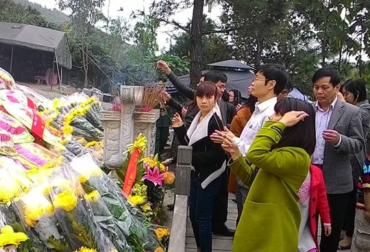 Hang nghin nguoi vieng mo Dai tuong Vo Nguyen Giap hinh anh