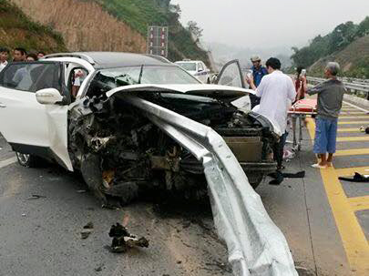 Dai phan cach xuyen tu truoc ra sau oto, tai xe trong thuong hinh anh