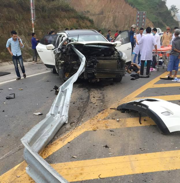 Chiếc Hyundai đâm vào dải phân cách trên cao tốc Nội Bài - Lào Cai sáng 27/2. Ảnh: Mạnh Thắng/Otofun.