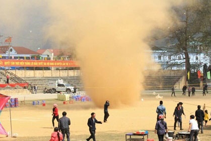 Hang tram nguoi thao chay vi loc xoay ky la hinh anh