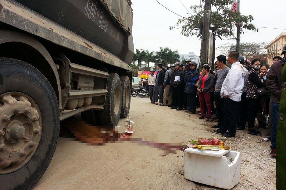 Nu sinh tu vong sau khi bi keo le duoi gam xe tai hinh anh