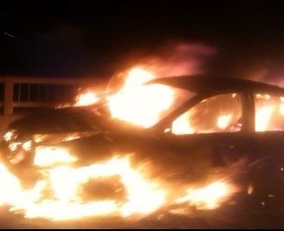 Xe bien xanh boc chay khi dang luu thong hinh anh