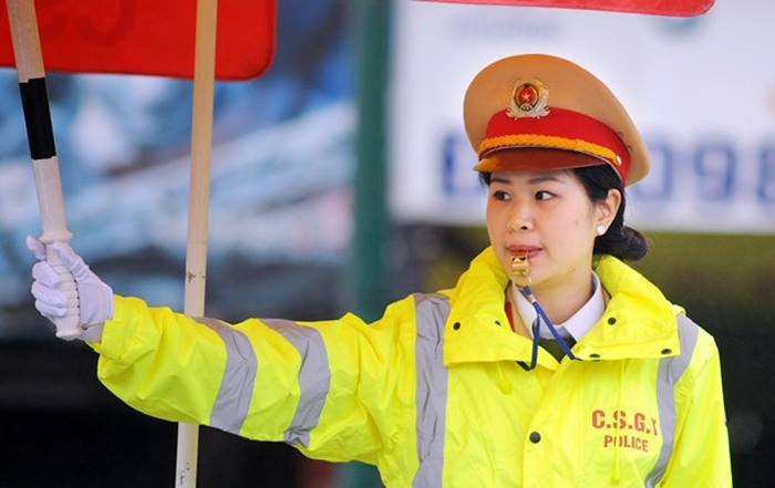 Nu canh sat giao thong xuong pho ngay mua hinh anh