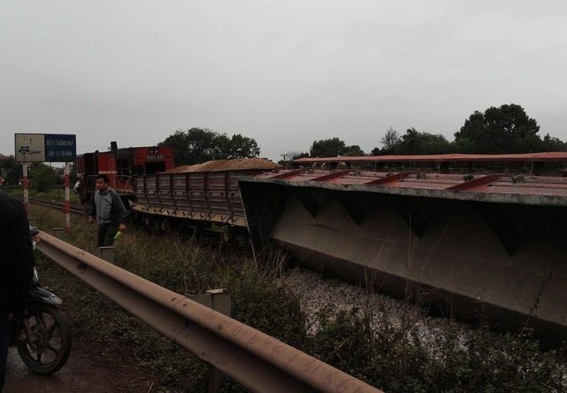 Va cham voi xe tai, 5 toa tau cho hang lat nghieng hinh anh