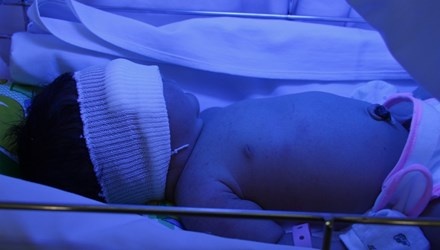 Be gai so sinh bi bo roi giua duong vao rang sang hinh anh