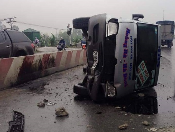 Xe khach lat nghieng, hanh khach la het cau cuu hinh anh