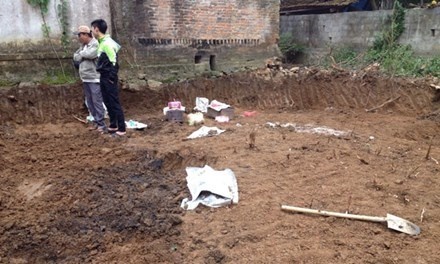 Dao mong nha, phat hien 11 bo xuong nguoi hinh anh