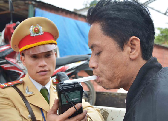Tich thu xe khi say: Phat nang cang gay chong doi hinh anh