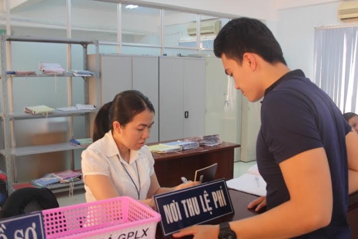 Cap doi giay phep lai xe chi…mot phut o Sai Gon hinh anh