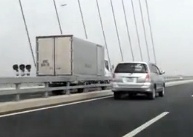 Nguoi lai oto nguoc chieu tren cau Nhat Tan bi phat 1 trieu hinh anh