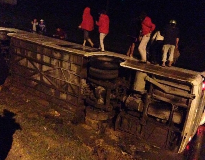 Oto lao xuong ruong, cong nhan dap kinh thoat than hinh anh