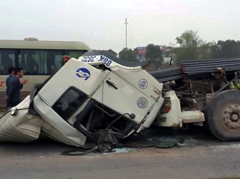 Tai xe va phu xe bat tinh trong cabin bien dang tren quoc lo hinh anh