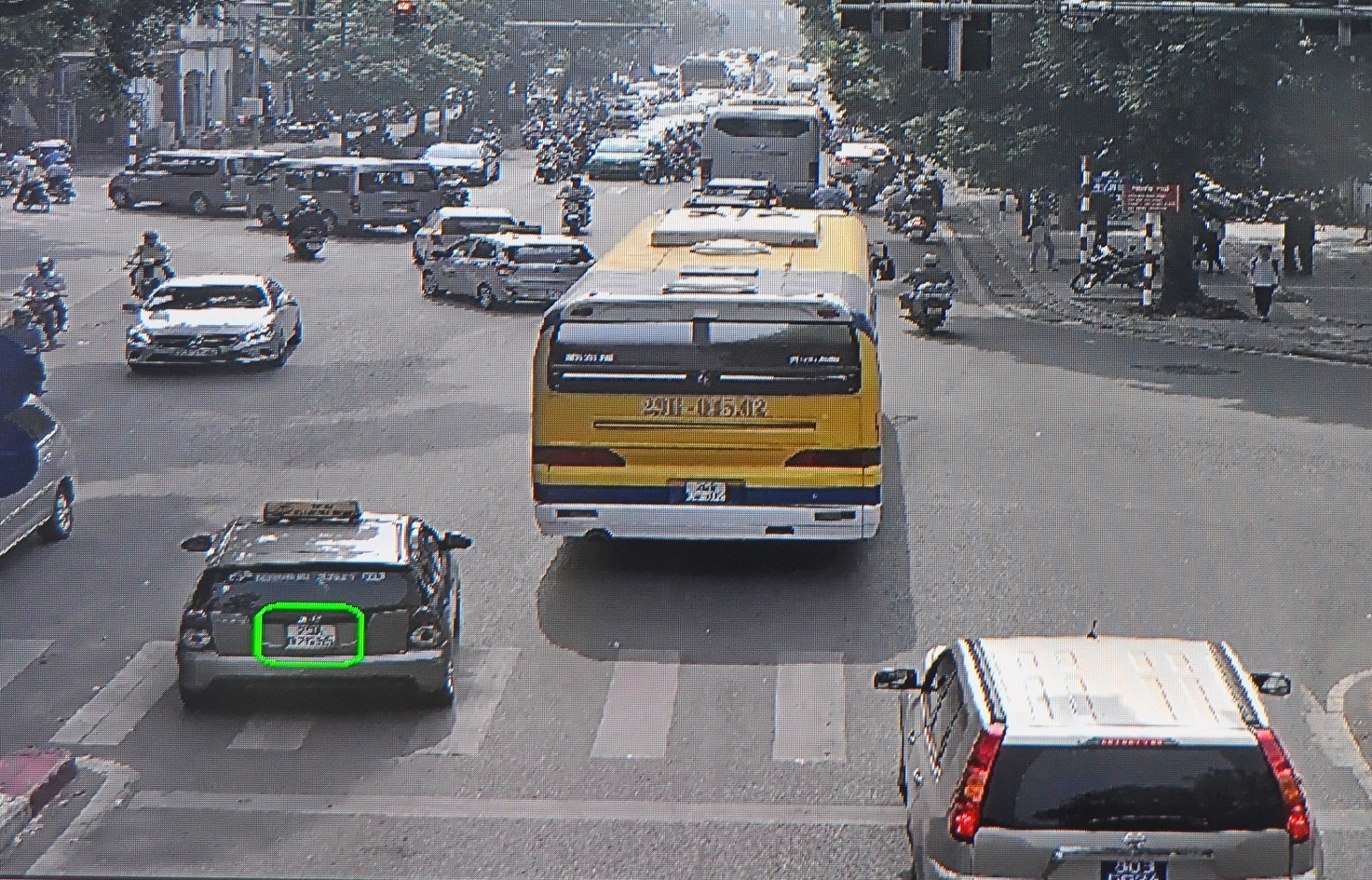 Nhieu nguoi bat ngo bi phat nong do camera giao thong ghi hinh anh