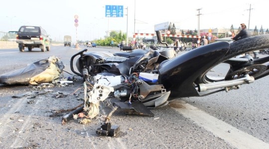 Thoat chet duoi gam xe tai, thanh nien bo luon xe may hinh anh