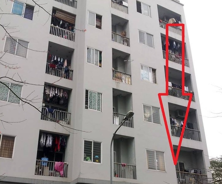 Chau be 5 tuoi roi tu tang 6 xuong dat nguy kich hinh anh