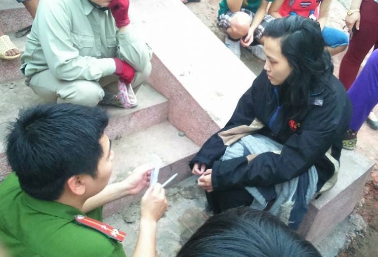 Boi ra ho keo nguoi phu nu tu tu vao bo hinh anh