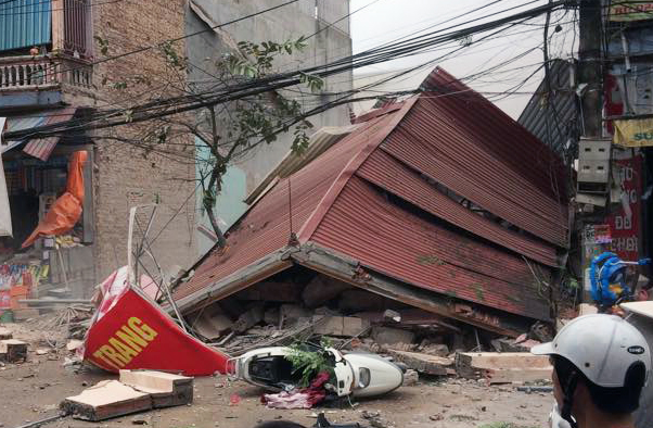 Cua hang giay dep 3 tang do sap hinh anh