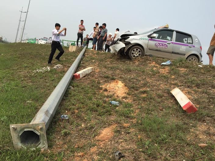 Taxi cho 4 nguoi huc do cot den tren cao toc hinh anh