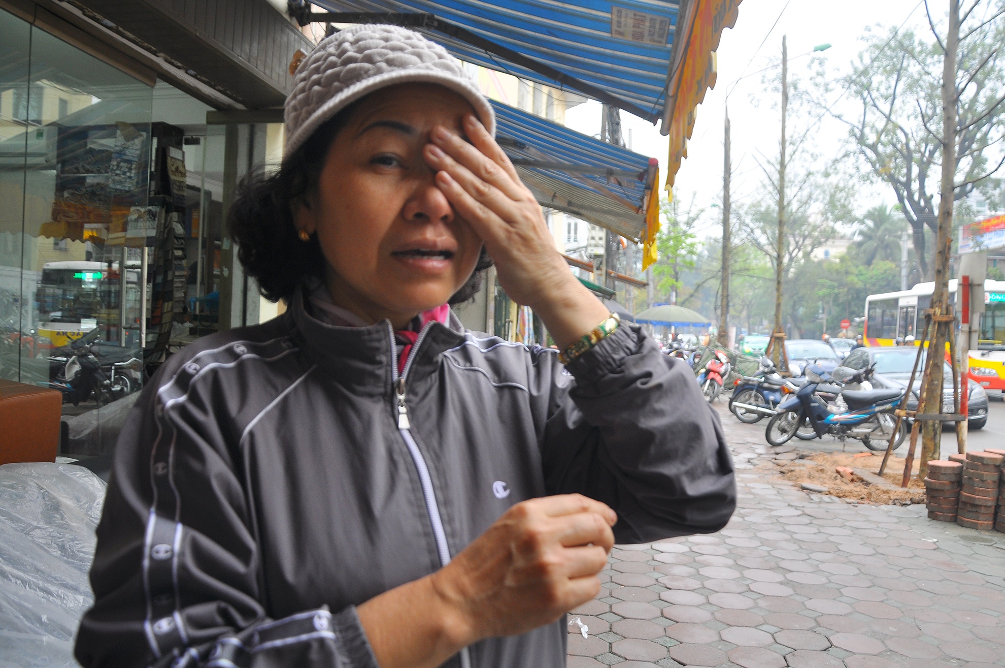 Nguoi phu nu viet don xin giu lai cay xanh tren pho hinh anh