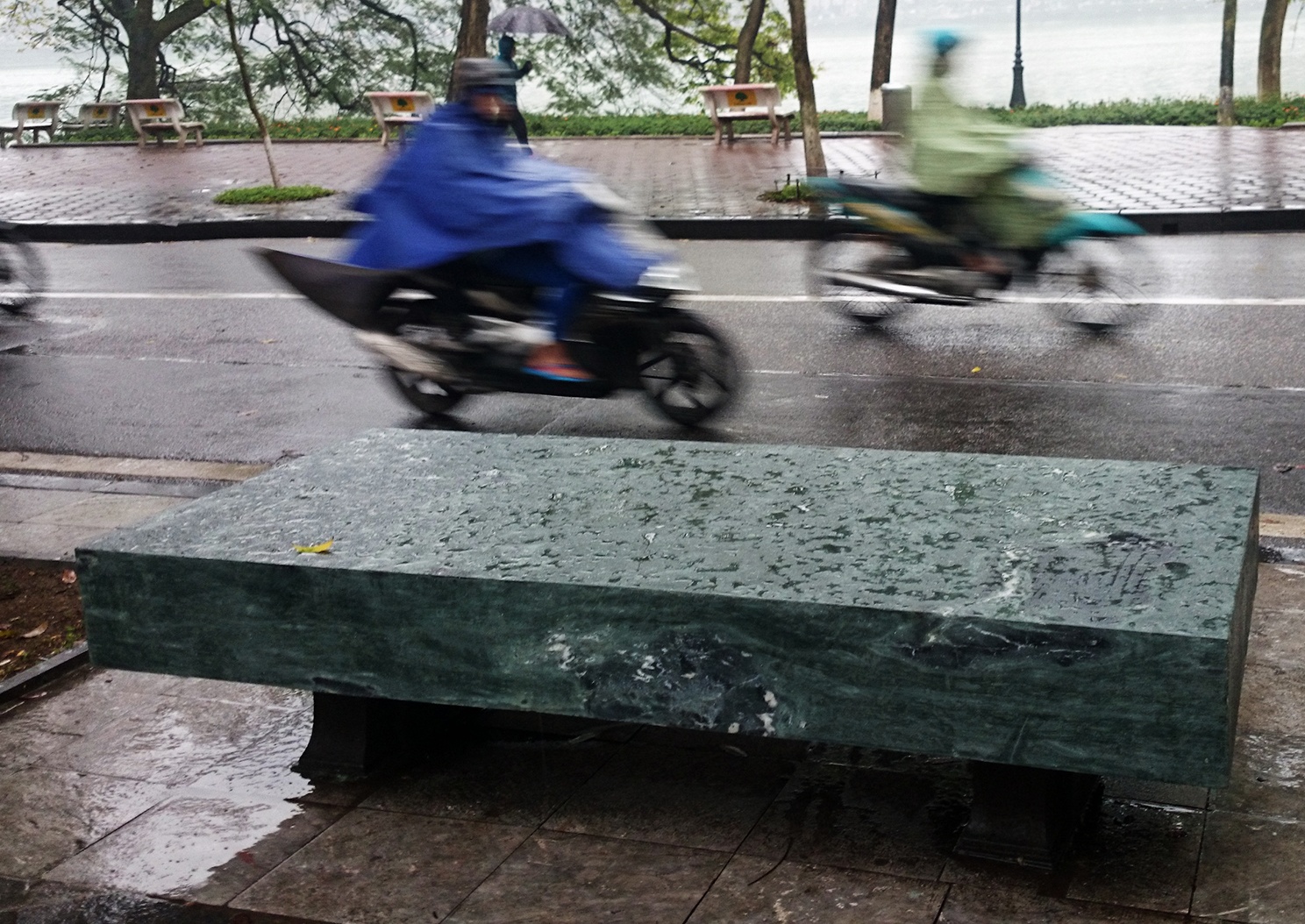 Phuc dung ghe da co lon nhat Ha Noi bi vo tan hinh anh