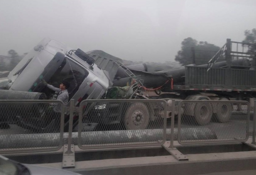 Xe dau keo lat cabin, duong tren cao un tac dai nhieu km hinh anh