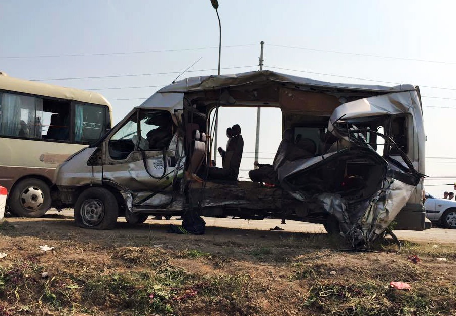 Xe khach doi dau, 5 nguoi tu nan hinh anh