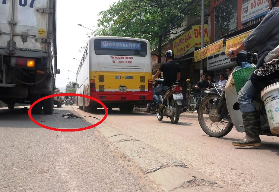 Nga xuong duong, bi xe tai can ngang nguoi hinh anh