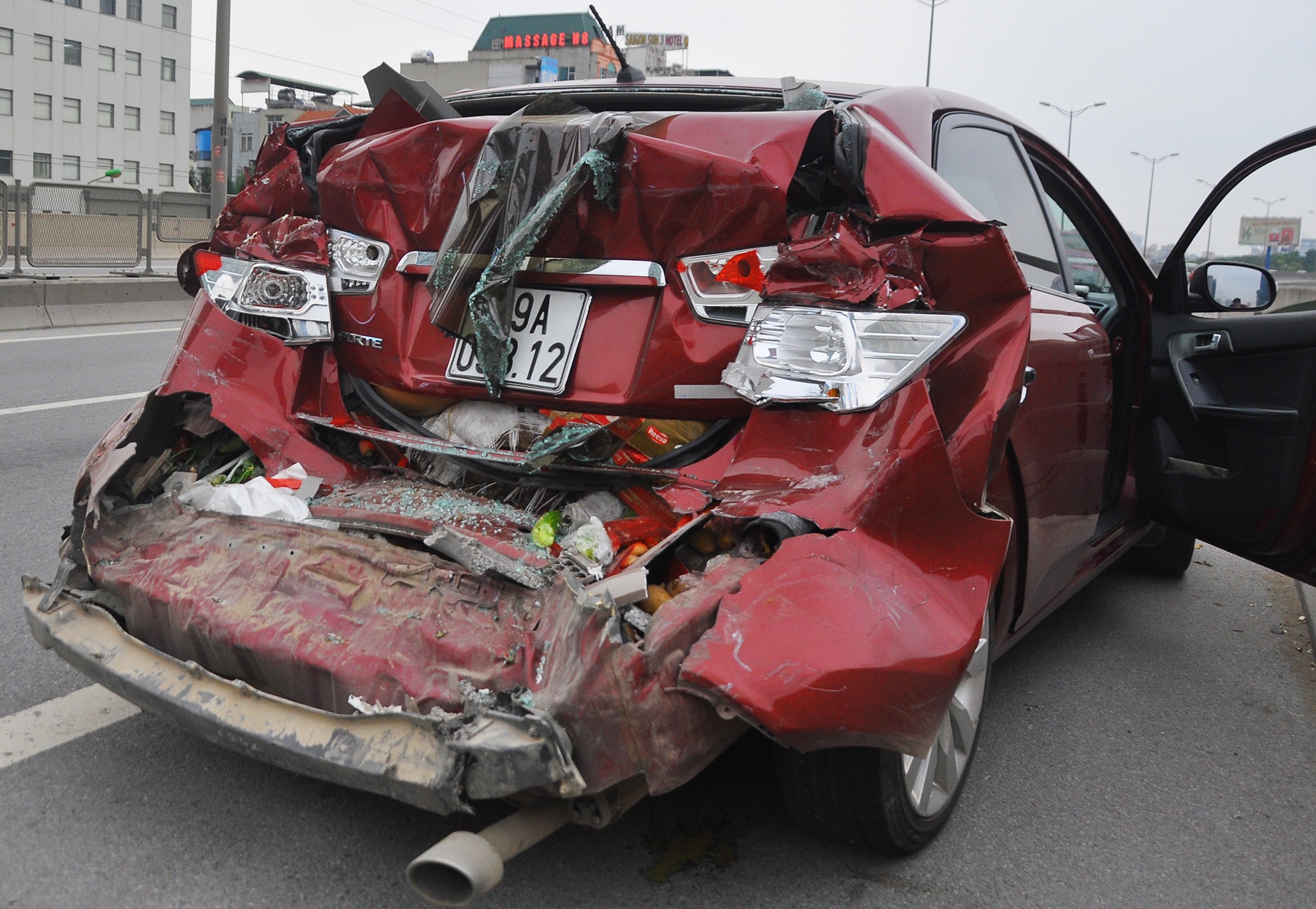 Xe khach tong oto con bep dum, 4 nguoi thoat chet hinh anh