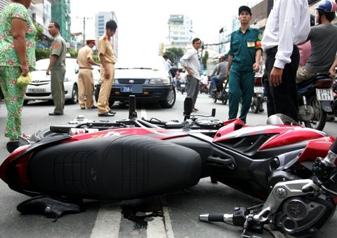 Oto bien xanh tong 4 hoc sinh roi bo chay hinh anh