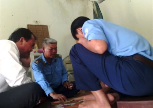 Cach chuc 2 thanh tra giao thong danh bai an tien hinh anh