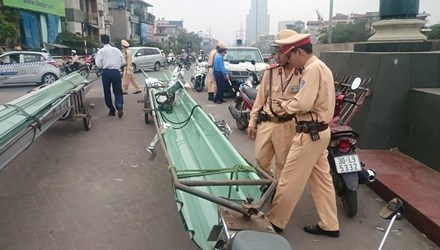 Bat giu 3 xe may che ro-mooc dai hon ca... xe buyt hinh anh