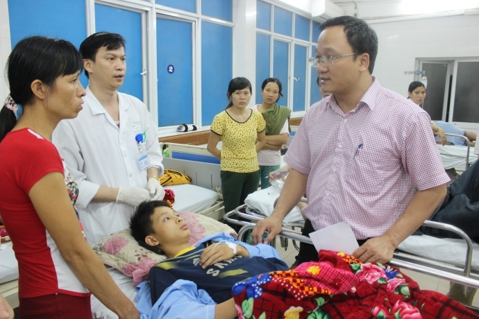 Bat khan cap tai xe xe bien xanh tong nhom hoc sinh hinh anh